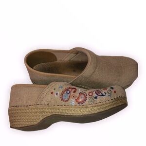 DANSKO 👠 vegan embroidered clogs